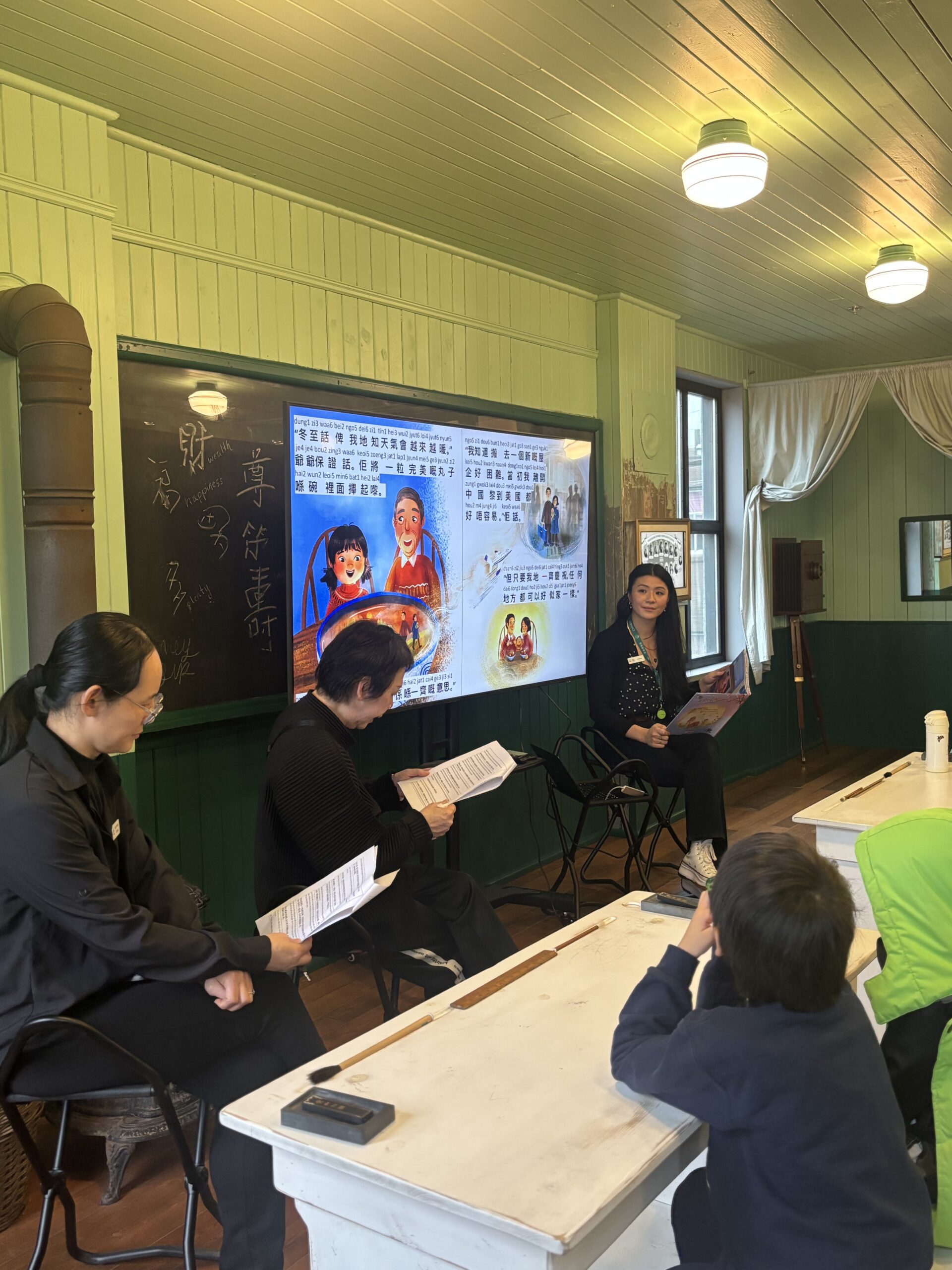 我们与袁慧嫻一起推出了首个艺术家版 画系列