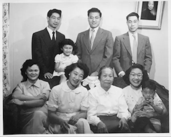 我们与袁慧嫻一起推出了首个艺术家版 画系列